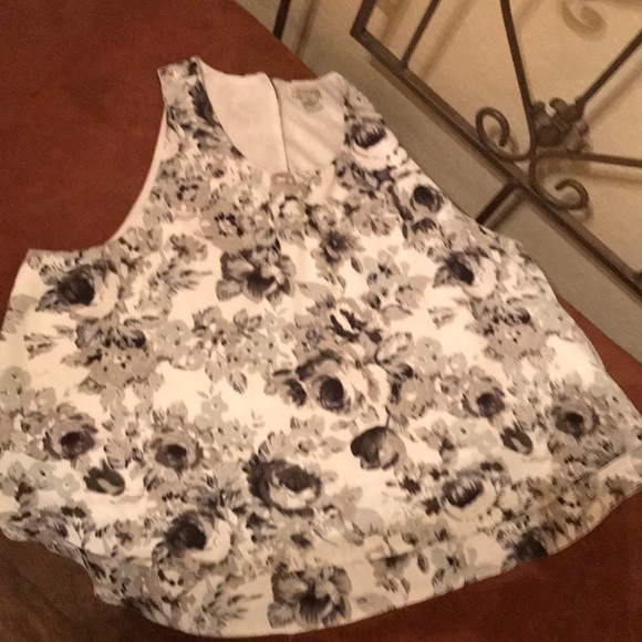 Guess super cute gray blouse size small - Picture 2 of 7